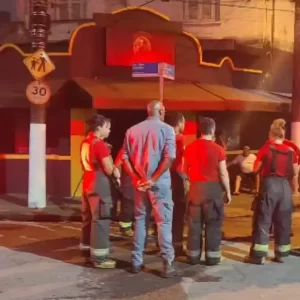 Incêndio atinge bar no Embaré e deixa homem intoxicado
