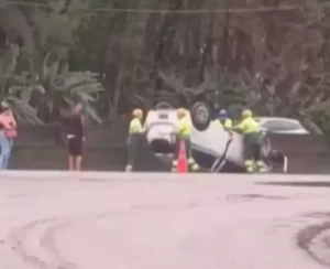 Carro capota na Rodovia Cônego Domênico Rangoni