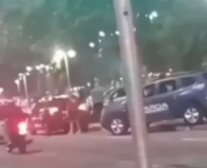 Motorista perde o controle e atinge três carros estacionados