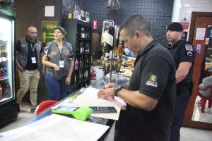 Força-tarefa em Santos fiscaliza bares e autua dois estabelecimentos