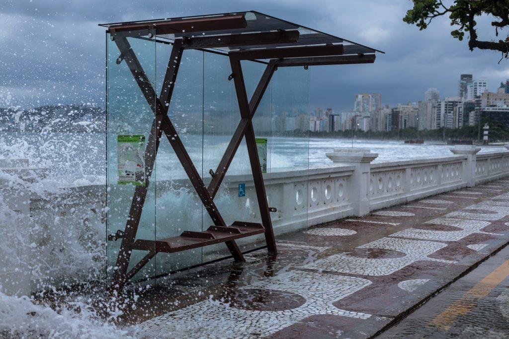 Nova frente fria chega com rajadas de vento de até 80 km/h