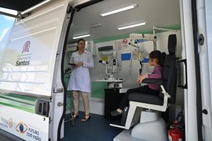 Van Oftalmológica realiza exames em alunos