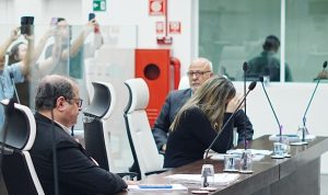 Situação da saúde pública faz vereadora de Guarujá chorar