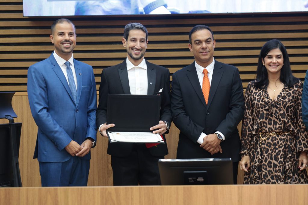 Netão recebe medalha Braz Cubas por seu empenho no comércio santista