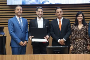 Netão recebe medalha Braz Cubas por seu empenho no comércio santista