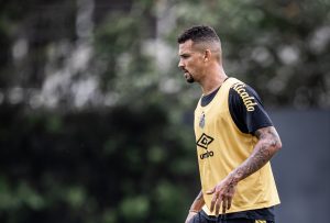 Santos atinge meta por Zé Ivaldo e terá que comprar o zagueiro do Cruzeiro
