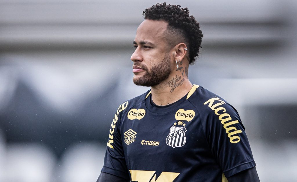 Neymar é preservado após sentir dores no joelho e desfalca o Santos diante do Internacional