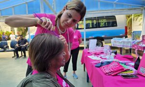 Kits do Amor levam autoestima a mulheres com câncer