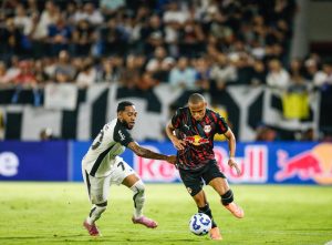 Corinthians leva gol no fim, perde para o Bragantino e tem série de vitórias interrompida