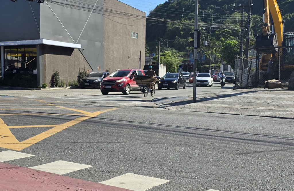 Guarujá inverte fluxo da Rua Cavalheiro Nami Jafet neste fim de semana