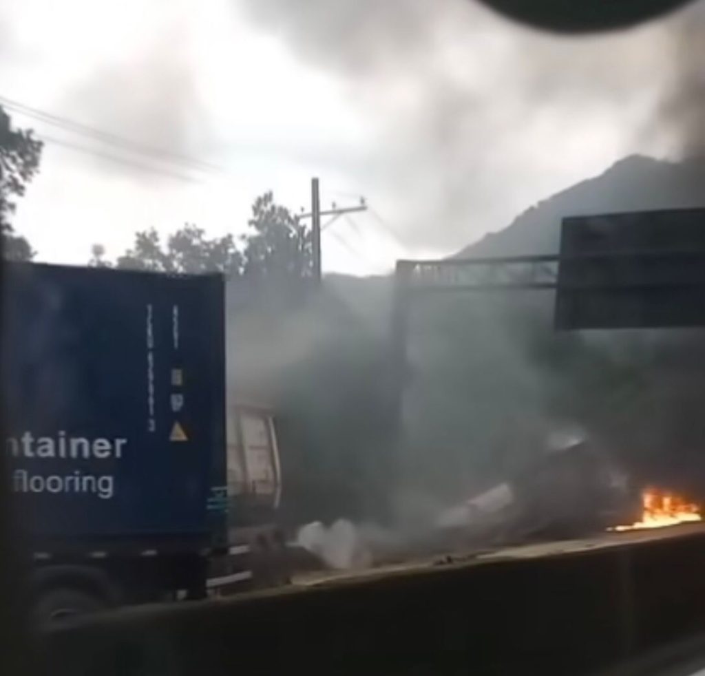 Colisão entre carretas provoca duas mortes na Anchieta