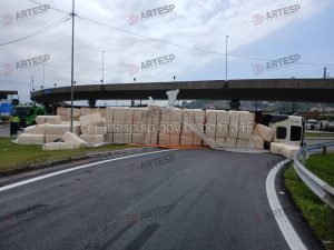Carreta tomba e carga de algodão fica espalhada na Via Anchieta