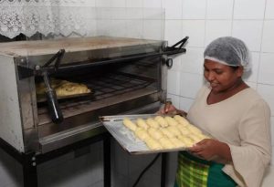 Santos tem mais de 50 vagas em cursos de padaria e maquiagem; veja como se inscrever