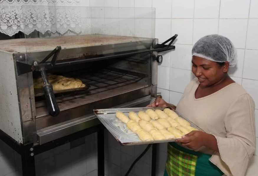 Santos tem mais de 50 vagas em cursos de padaria e maquiagem; veja como se inscrever