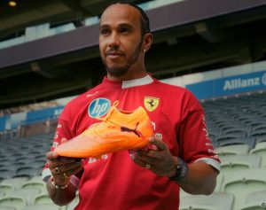 Neymar presenteia Lewis Hamilton com chuteira personalizada