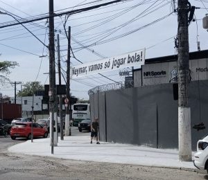 Faixa exposta no CT Rei Pelé cobra o atacante Neymar: “Vamos só jogar bola”