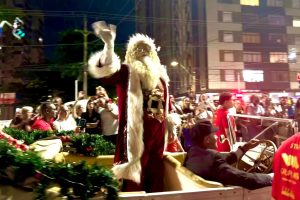 Parada de Natal colore a noite de domingo em Santos