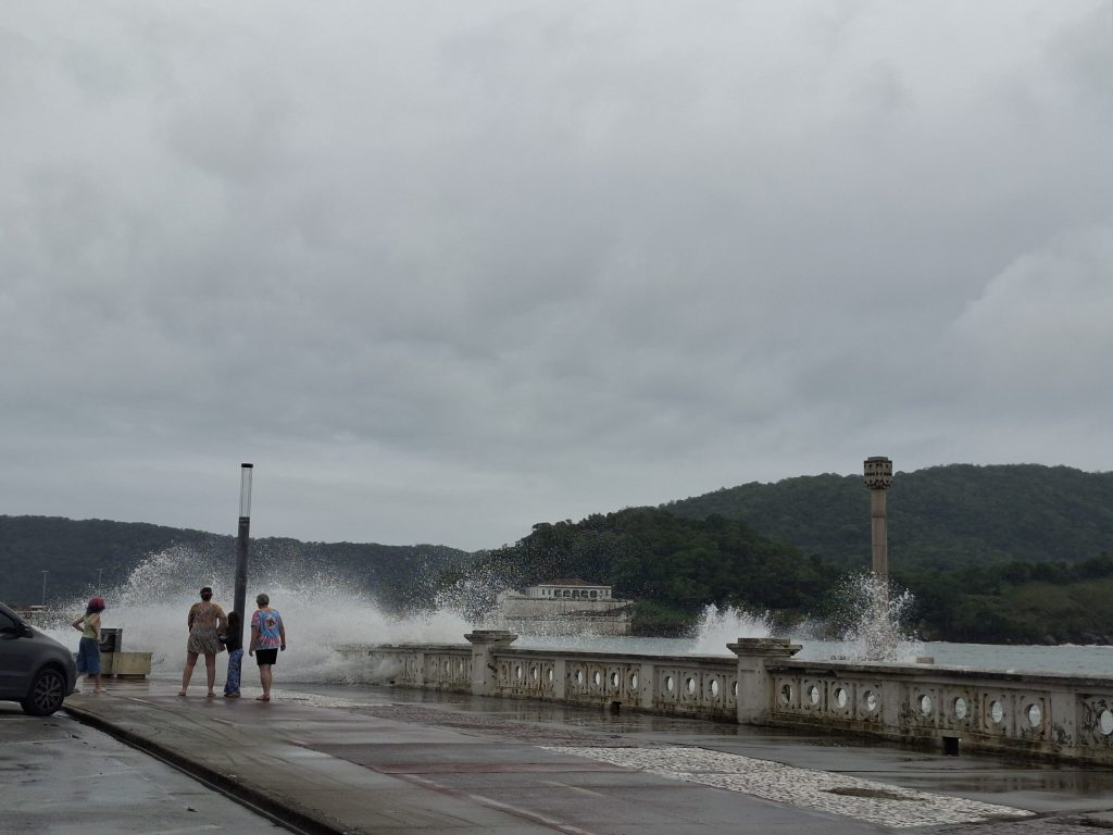 Defesa Civil emite alerta para tempestades na Baixada Santista