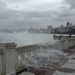 Frente fria avança e previsão é de mar agitado, maré alta e chuva