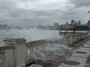 Frente fria avança e previsão é de mar agitado, maré alta e chuva