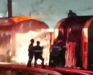 Vagão de trem carregado com celulose pega fogo em Cubatão