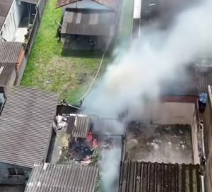 Casa é destruída por incêndio em São Vicente