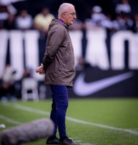 Dorival Jr. detona arbitragem em derrota do Corinthians: ‘Não tem critério na mesma partida’