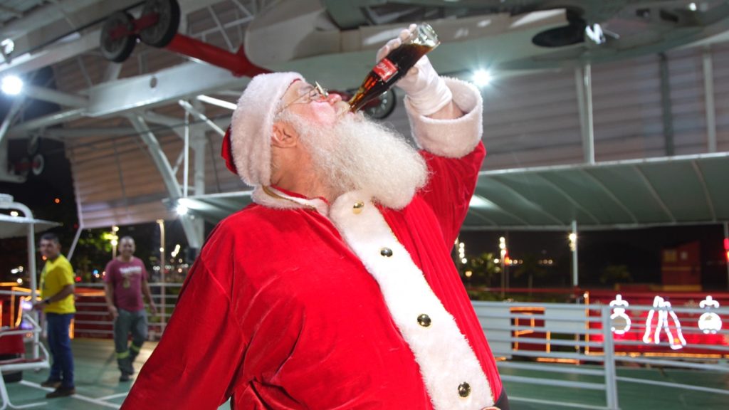 Papai Noel da Coca-Cola chega em SV pelo teleférico