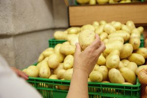 Batata tem alta de 18% e lidera aumento de preços da cesta básica santista
