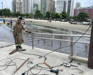 Passarela do Canal 6 recebe novos corrimãos