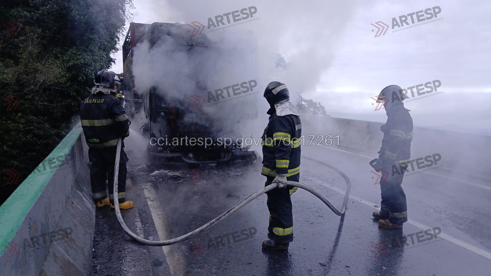 Caminhão pega fogo e bloqueia Anchieta | Jornal da Orla