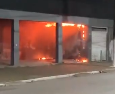 Incêndio atinge galpão abandonado em Praia Grande
