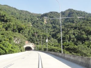 Trem carregado com milho descarrila em túnel na Serra do Mar