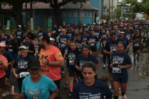 Cerca de mil atletas disputam corrida na praia de Santos