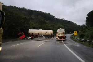 Carreta bate em mureta na Rodovia Cônego Domênico