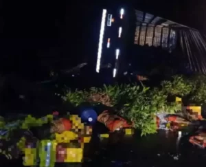 Caminhão tomba e interdita rodovia por mais de seis horas