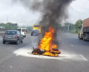 Moto pega fogo após batida na Anchieta em Cubatão