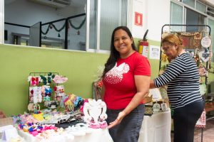 Feira de Natal reúne artesãs no Paço Municipal de São Vicente