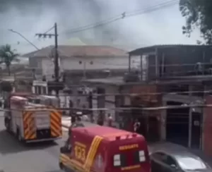 Incêndio destrói casa e derruba telhado em Praia Grande