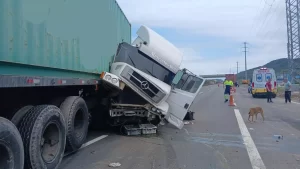 Carreta bate em mureta e interdita rodovia em PG