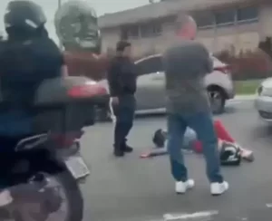 Mulher fica ferida após batida entre moto e carro