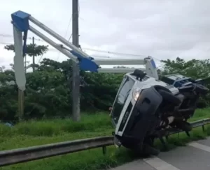 Homem é arremessado após caminhão tombar em Santos