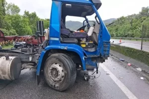 Caminhão causa acidente com dois carros