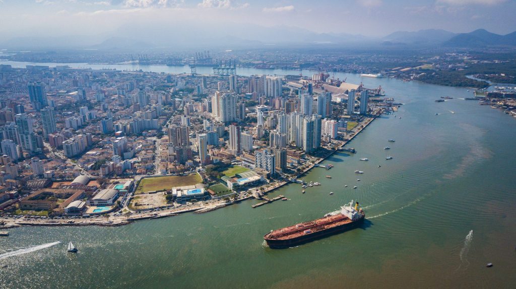 Derrocamento interrompe tráfego de navios no Porto de Santos nesta sexta