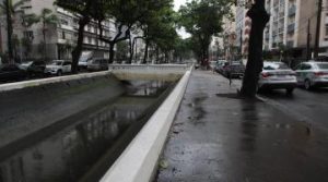 Motorista perde controle e cai no Canal 3