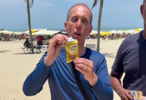 Prefeito afastado de Sorocaba é visto vendendo amendoim em Praia Grande