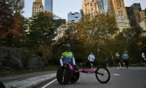 Santista é a melhor sul-americana na Maratona de Nova Iorque para cadeirantes