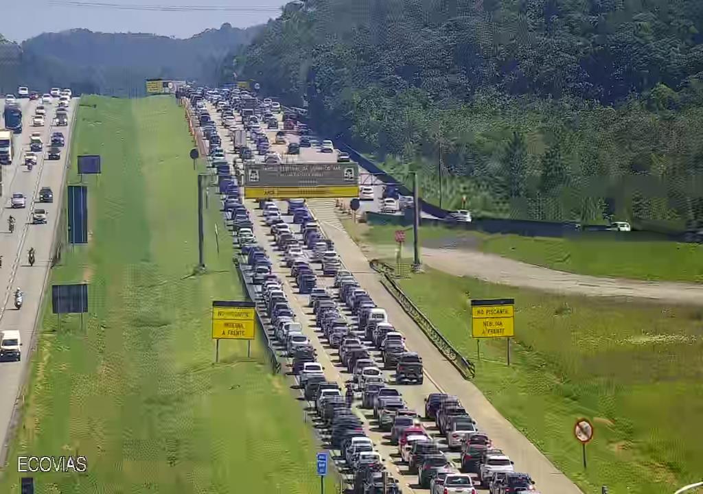 Rodovias do litoral paulista registram tráfego lento nesta sexta-feira