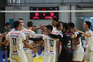 Time Praia Grande de vôlei se impõe e, de virada, vence na estreia da Superliga B