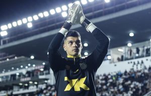 Flamengo prepara nova proposta pelo goleiro Gabriel Brazão, do Santos